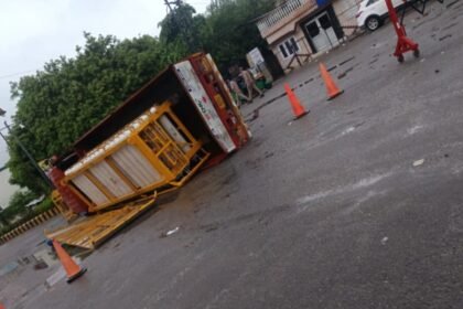 bareilly-news:-पेट्रोल-पंप-के-समीप-सीएनजी-सिलिंडरों-से-लदा-ट्रक-पलटा,-गैस-रिसाव-होने-से-फैली-दहशत