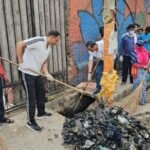 up:-एसएसपी-ने-नाले-से-निकाली-सिल्ट-और-जमा-कूड़ा,-डीएम-ने-सड़क-पर-लगाई-झाड़ू;-वृंदावन-में-दिखा-कुछ-अलग-ही-नजारा