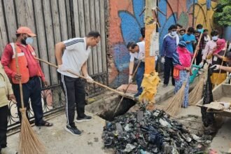 up:-एसएसपी-ने-नाले-से-निकाली-सिल्ट-और-जमा-कूड़ा,-डीएम-ने-सड़क-पर-लगाई-झाड़ू;-वृंदावन-में-दिखा-कुछ-अलग-ही-नजारा