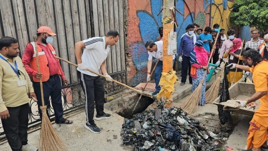 up:-एसएसपी-ने-नाले-से-निकाली-सिल्ट-और-जमा-कूड़ा,-डीएम-ने-सड़क-पर-लगाई-झाड़ू;-वृंदावन-में-दिखा-कुछ-अलग-ही-नजारा