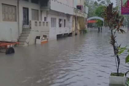 गुजरात-में-मूसलाधार-बारिश-से-कई-जिलों-में-बिगड़े-हालात,-बाढ़-से-कई-गांवों-का-संपर्क-टूटा;-कल-सभी-स्कूल-कॉलेज-बंद