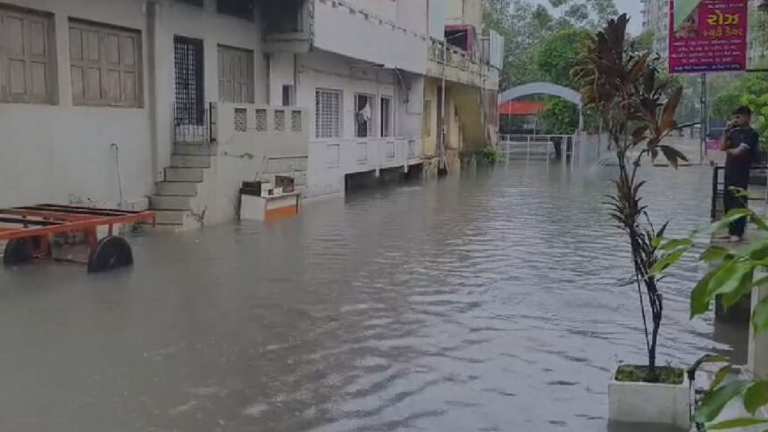 गुजरात-में-मूसलाधार-बारिश-से-कई-जिलों-में-बिगड़े-हालात,-बाढ़-से-कई-गांवों-का-संपर्क-टूटा;-कल-सभी-स्कूल-कॉलेज-बंद