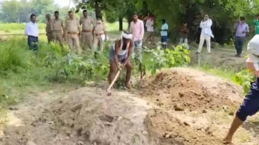 कब्र-खोदकर-निकाला-गया-महिला-का-शव,-बेटे-ने-पिता-पर-लगाया-हत्या-का-आरोप,-पोस्टमार्टम-से-खुलेगा-मौत-का-राज
