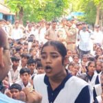 बदहाल-व्यवस्था-पर-फूटा-गुस्सा:-फतेहपुर-में-जर्जर-भवन-और-टपकती-छत-के-विरोध-में-छात्रों-ने-किया-प्रदर्शन