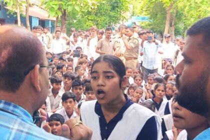 बदहाल-व्यवस्था-पर-फूटा-गुस्सा:-फतेहपुर-में-जर्जर-भवन-और-टपकती-छत-के-विरोध-में-छात्रों-ने-किया-प्रदर्शन