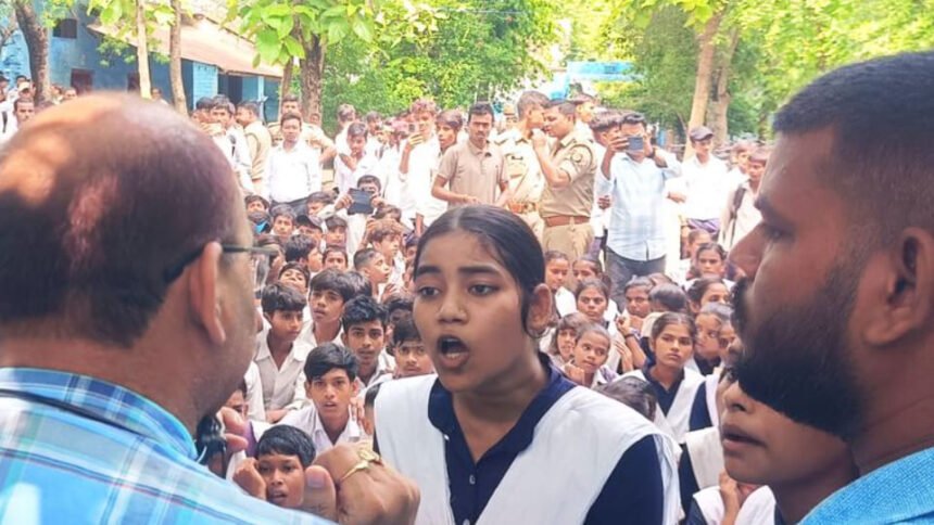 बदहाल-व्यवस्था-पर-फूटा-गुस्सा:-फतेहपुर-में-जर्जर-भवन-और-टपकती-छत-के-विरोध-में-छात्रों-ने-किया-प्रदर्शन
