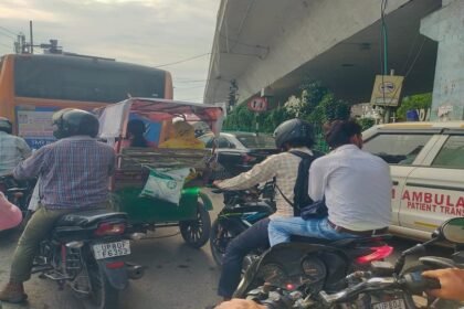agra-metro:-बिना-सूचना-बंद-कर-दी-सर्विस-रोड,-मेट्रो-कार्य-ने-बिगाड़ी-रफ्तार;-घंटों-जाम-में-फंसे-सैकड़ों-वाहन
