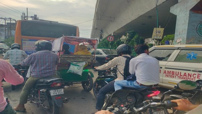 agra-metro:-बिना-सूचना-बंद-कर-दी-सर्विस-रोड,-मेट्रो-कार्य-ने-बिगाड़ी-रफ्तार;-घंटों-जाम-में-फंसे-सैकड़ों-वाहन