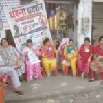 up:-महिलाओं-की-जिद-से-छूटे-शराबियों-के-पसीने,-ठेके-पर-रात-10-बजे-तक-धरना;-नहीं-बिकने-दी-एक-भी-बूंद-शराब