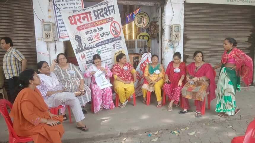 up:-महिलाओं-की-जिद-से-छूटे-शराबियों-के-पसीने,-ठेके-पर-रात-10-बजे-तक-धरना;-नहीं-बिकने-दी-एक-भी-बूंद-शराब