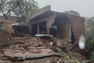 बारिश-ने-मचाई-तबाही:-फिरोजाबाद-में-ताश-के-पत्तों-की-तरह-ढहा-आशियाना,-बारिश-ने-छीनी-छत;-बाल-बाल-बचा-परिवार