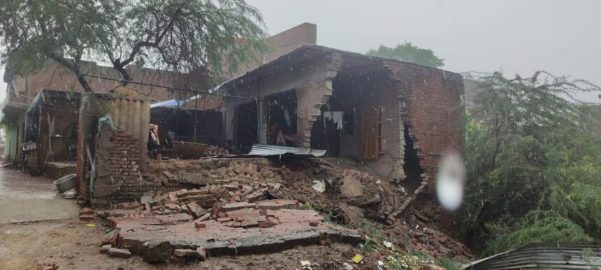 बारिश-ने-मचाई-तबाही:-फिरोजाबाद-में-ताश-के-पत्तों-की-तरह-ढहा-आशियाना,-बारिश-ने-छीनी-छत;-बाल-बाल-बचा-परिवार