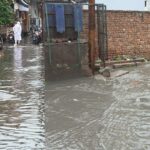 hathras-news:-घरों-के-आगे-भरा-पानी,-बीमारियों-के-डर-से-बच्चों-का-छूट-गया-स्कूल,-मकानो-में-घुस-रहे-जहरीले-कीड़े