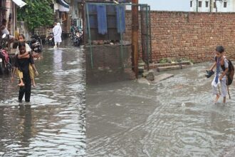 hathras-news:-घरों-के-आगे-भरा-पानी,-बीमारियों-के-डर-से-बच्चों-का-छूट-गया-स्कूल,-मकानो-में-घुस-रहे-जहरीले-कीड़े
