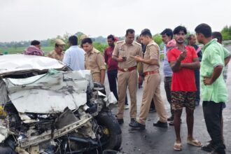 up:-100-की-रफ्तार…न-एयरबैग-न-सीट-बेल्ट;-औरैया-बुंदेलखंड-एक्सप्रेसवे-पर-डंपर-में-घुसी-बेकाबू-कार,-चार-की-मौत