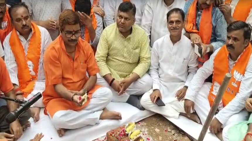 वाराणसी-में-सीएम-योगी-के-ड्रीम-प्रोजेक्ट-का-हुआ-भूमि-पूजन,-दालमंडी-में-सड़क-निर्माण-का-रास्ता-साफ