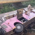 ट्रक-से-टकराई-वोल्वो-बस,-अनियंत्रित-होकर-दोनों-वाहन-पुल-से-गिरे-नीचे,-40-यात्री-घायल