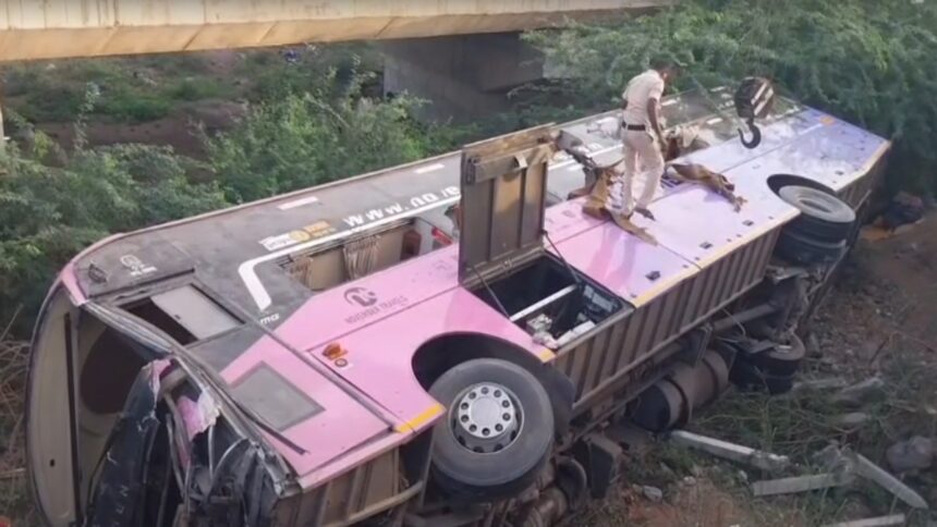 ट्रक-से-टकराई-वोल्वो-बस,-अनियंत्रित-होकर-दोनों-वाहन-पुल-से-गिरे-नीचे,-40-यात्री-घायल