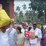 संसद-में-चंदे-की-बोरी-लेकर-पहुंची-सपा,-₹1.57-लाख-इकट्ठा;-हनुमान-मंदिर-में-कराएंगे-जमा