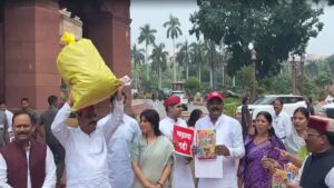 संसद-में-चंदे-की-बोरी-लेकर-पहुंची-सपा,-₹1.57-लाख-इकट्ठा;-हनुमान-मंदिर-में-कराएंगे-जमा