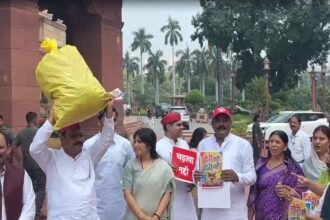 संसद-में-चंदे-की-बोरी-लेकर-पहुंची-सपा,-₹1.57-लाख-इकट्ठा;-हनुमान-मंदिर-में-कराएंगे-जमा