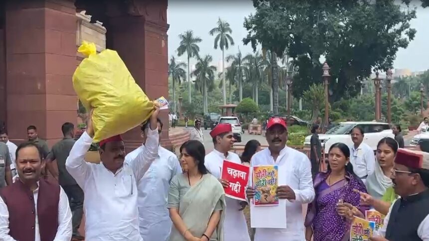 संसद-में-चंदे-की-बोरी-लेकर-पहुंची-सपा,-₹1.57-लाख-इकट्ठा;-हनुमान-मंदिर-में-कराएंगे-जमा