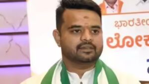 दुष्कर्म-के-मामले-में-जेल-में-बंद-प्रज्वल-रेवन्ना-के-पास-मिला-मोबाइल-फोन,-लापरवाही-पर-जेल-अधिकारी-सस्पेंड