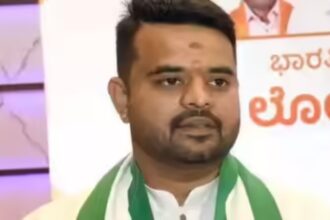 दुष्कर्म-के-मामले-में-जेल-में-बंद-प्रज्वल-रेवन्ना-के-पास-मिला-मोबाइल-फोन,-लापरवाही-पर-जेल-अधिकारी-सस्पेंड