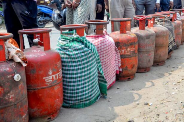 16-अगस्त-के-बाद-नहीं-मिलेगा-lpg-सिलेंडर,-कनेक्शन-एक्टिव-रखने-के-लिए-e-kyc-कराना-अनिवार्य