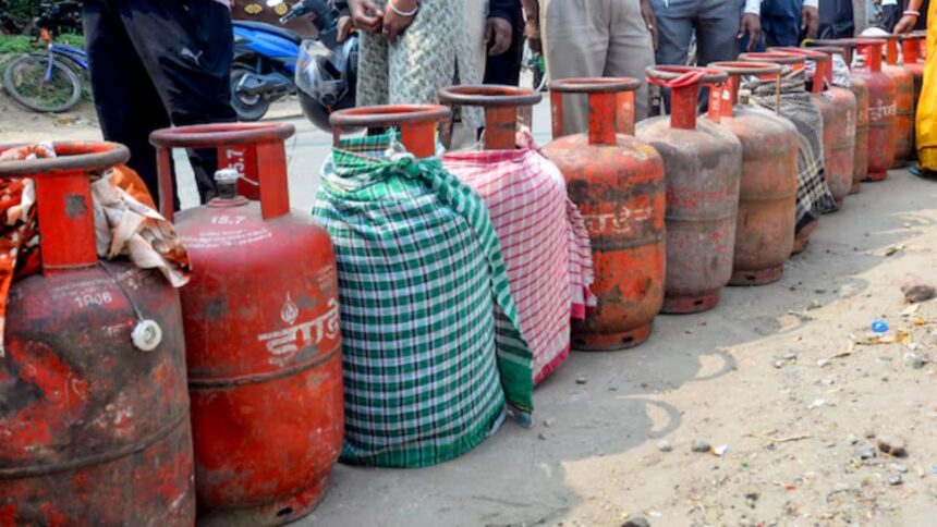 16-अगस्त-के-बाद-नहीं-मिलेगा-lpg-सिलेंडर,-कनेक्शन-एक्टिव-रखने-के-लिए-e-kyc-कराना-अनिवार्य