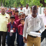jalaun:-33-केवी-लाइन-शिफ्टिंग-को-लेकर-विवाद,-बच्चों-संग-कलेक्ट्रेट-पहुंचे-स्कूल-प्रबंधक,-डीएम-को-सौंपा-ज्ञापन