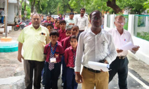 jalaun:-33-केवी-लाइन-शिफ्टिंग-को-लेकर-विवाद,-बच्चों-संग-कलेक्ट्रेट-पहुंचे-स्कूल-प्रबंधक,-डीएम-को-सौंपा-ज्ञापन