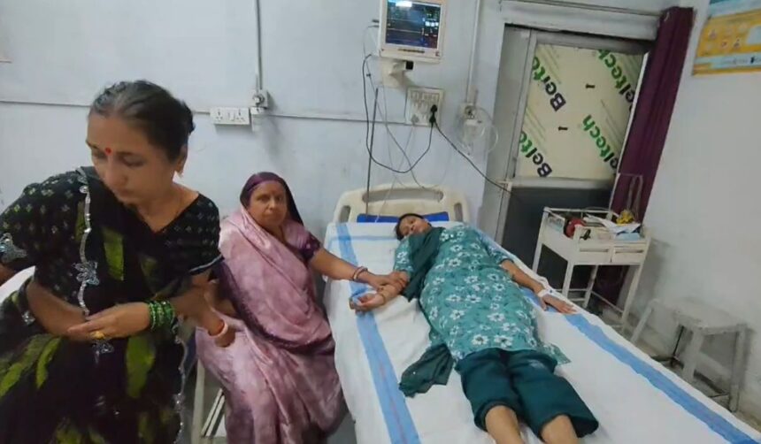 घर-घर-जाकर-नागराज-के-दर्शन-करा-रहा-था-सपेरा,-नागपंचमी-पर-पूजा-करते-समय-महिला-को-डस-लिया;-अस्पताल-में-भर्ती
