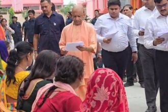 सीएम-योगी-का-सख्त-निर्देश,-रास्ता-न-दिला-पाएं-तो-लेखपाल,-कानूनगो,-तहसीलदार-सबको-सस्पेंड-करो