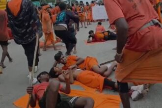 up:-लखनऊ-में-चांदी-का-आवरण-हटाने-की-मांग-पर-कांवड़ियों-ने-मोहान-रोड-किया-जाम,-एंबुलेंस-भी-फंसी