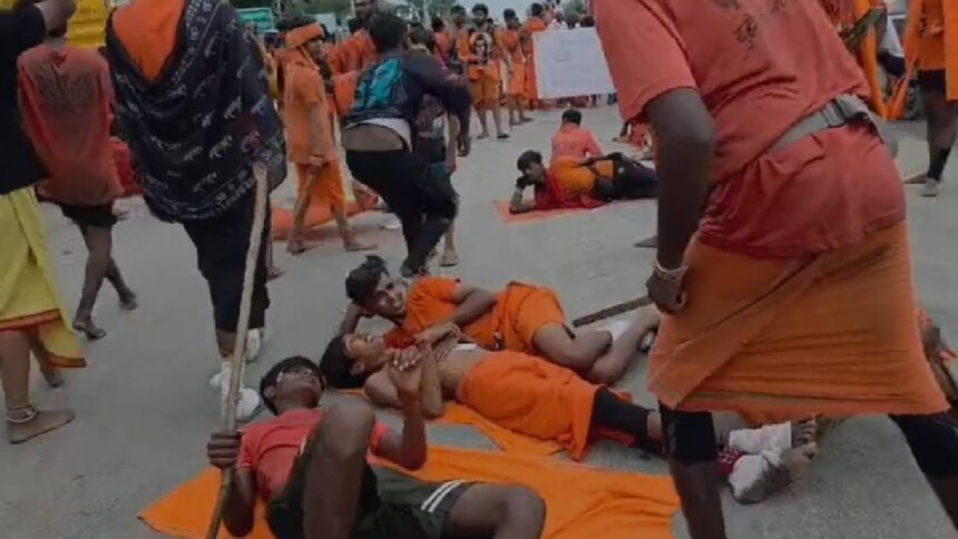 up:-लखनऊ-में-चांदी-का-आवरण-हटाने-की-मांग-पर-कांवड़ियों-ने-मोहान-रोड-किया-जाम,-एंबुलेंस-भी-फंसी