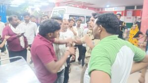 up:-फिरोजाबाद-के-ट्रॉमा-सेंटर-में-तीमारदारों-का-हंगामा,-गार्ड-ने-हटने-को-कहा-तो-भड़के;-जमकर-मचा-बवाल