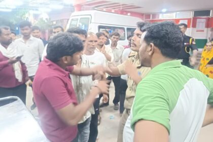 up:-फिरोजाबाद-के-ट्रॉमा-सेंटर-में-तीमारदारों-का-हंगामा,-गार्ड-ने-हटने-को-कहा-तो-भड़के;-जमकर-मचा-बवाल