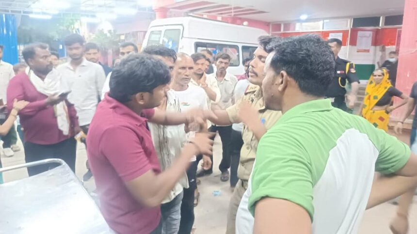 up:-फिरोजाबाद-के-ट्रॉमा-सेंटर-में-तीमारदारों-का-हंगामा,-गार्ड-ने-हटने-को-कहा-तो-भड़के;-जमकर-मचा-बवाल