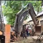 विरोध-न-आया-काम:-आगरा-के-जगनेर-रोड-पर-चला-बुलडोजर,-टिनशेड,-होर्डिंग-किए-ध्वस्त;-वसूला-गया-जुर्माना