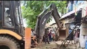 विरोध-न-आया-काम:-आगरा-के-जगनेर-रोड-पर-चला-बुलडोजर,-टिनशेड,-होर्डिंग-किए-ध्वस्त;-वसूला-गया-जुर्माना