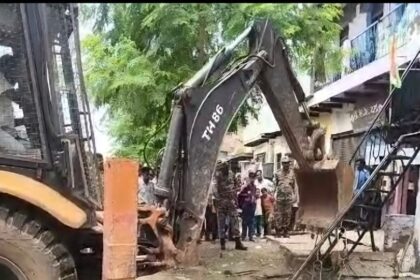 विरोध-न-आया-काम:-आगरा-के-जगनेर-रोड-पर-चला-बुलडोजर,-टिनशेड,-होर्डिंग-किए-ध्वस्त;-वसूला-गया-जुर्माना