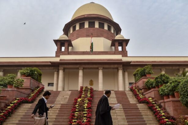 सिर्फ-क्रिमिनल-केस-पेंडिंग-होने-के-चलते-नौकरी-से-नहीं-हटा-सकते-सरकारी-कर्मचारी:-sc