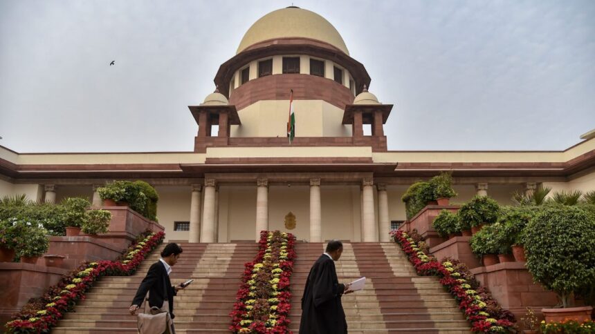 सिर्फ-क्रिमिनल-केस-पेंडिंग-होने-के-चलते-नौकरी-से-नहीं-हटा-सकते-सरकारी-कर्मचारी:-sc