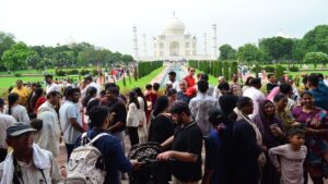 ताज-के-दीदार-के-लिए-उमड़ी-भीड़:-टिकट-के-लिए-लगीं-कतारें,-सुरक्षाकर्मियों-के-छूटे-पसीने;-26-हजार-ने-किया-दीदार