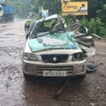 बाराबंकी में डंपर की टक्कर से क्षतिग्रस्त कार, सड़क हादसे में चार लोगों की मौत