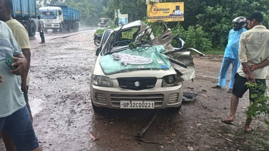 बाराबंकी में डंपर की टक्कर से क्षतिग्रस्त कार, सड़क हादसे में चार लोगों की मौत