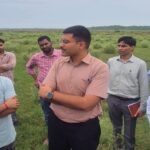 आगरा के पिनाहट चंबल घाट पर औचक निरीक्षण करते जिलाधिकारी मनीष बंसल
