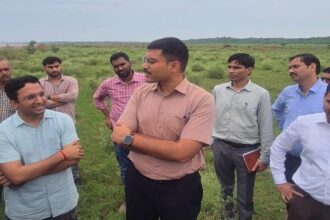 आगरा के पिनाहट चंबल घाट पर औचक निरीक्षण करते जिलाधिकारी मनीष बंसल
