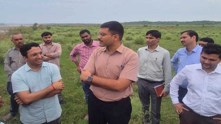 आगरा के पिनाहट चंबल घाट पर औचक निरीक्षण करते जिलाधिकारी मनीष बंसल
